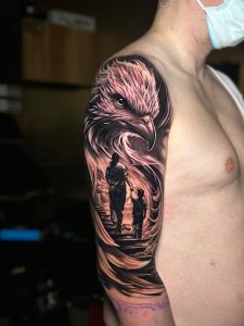 Ramiro Alfonso en 3 Ramiro Alfonso Gold Hand Tattoo 2 1