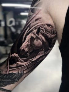 Ramiro Alfonso en 4 Ramiro Alfonso Gold Hand Tattoo 4 1